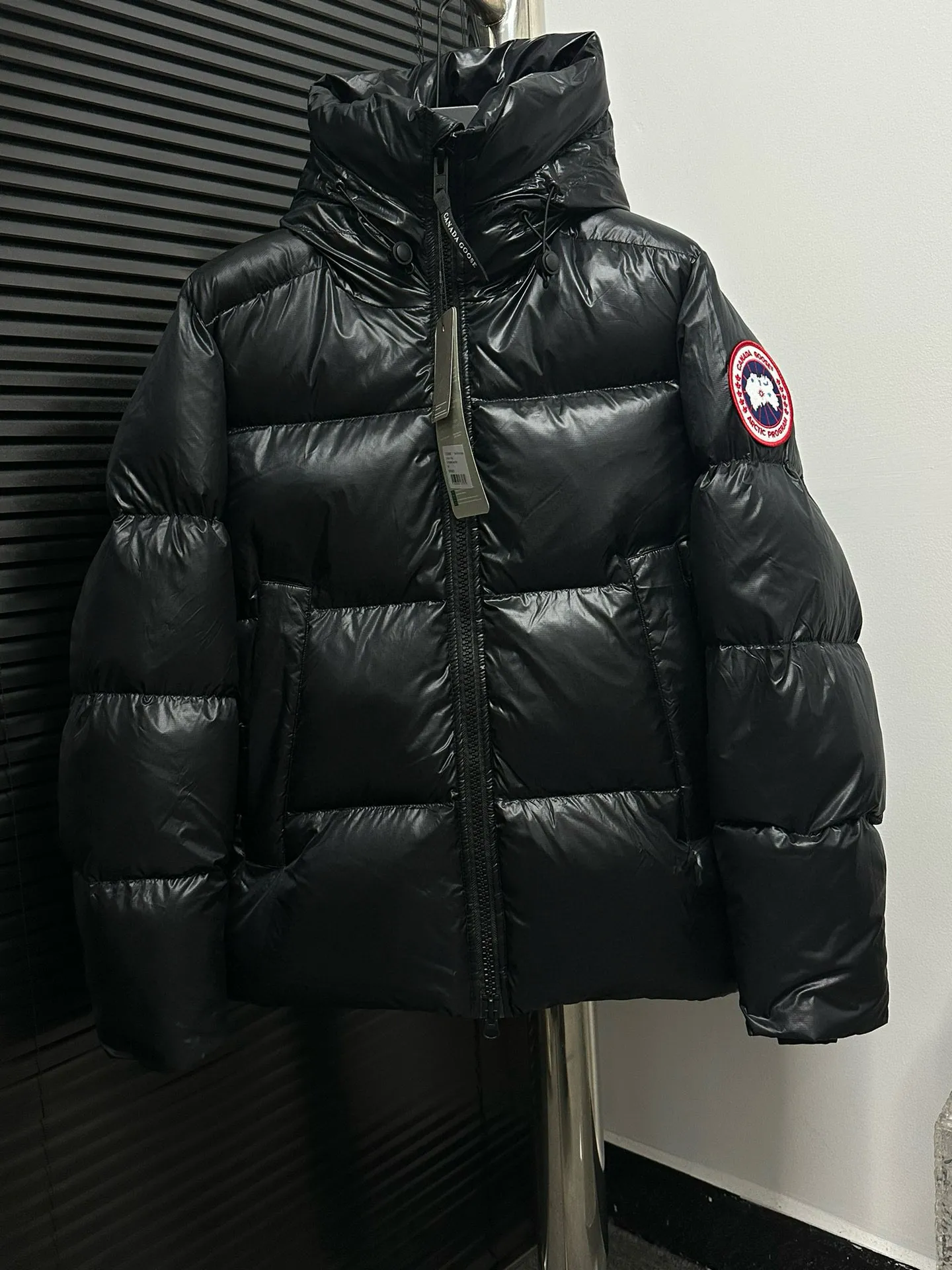P780 [𝘾𝘼𝙉𝘼𝘿𝘼 𝙂𝙊𝙊𝙎𝙀] Canada Goose's limited new Crofton puff down jacket, top version, ceiling level Crofton soft loaf, 2024 latest style, cold protection effect up to level 4, using recycled Feather-Light tear-resistant fabric, ultra-light, no weight on the upper body at all! The unique black label highlights your temperament‼ ️ Canada Goose, a Canadian brand, has always been recognized as the warmest down jacket. Various Instagram celebrities, Internet celebrities, and celebrities often wear it for street photos. I make Canada Goose every year, but I still can't get rid of my love for it. No matter how cold the days are, there is no need to be afraid, because there is! Filled with 90% white duck down, it is the legendary warmest down jacket and is known as a must-have for Arctic outdoor sports! The most popular down jacket in the world, celebrities are rushing to buy it, it is a must-have!  Size: S~XXL